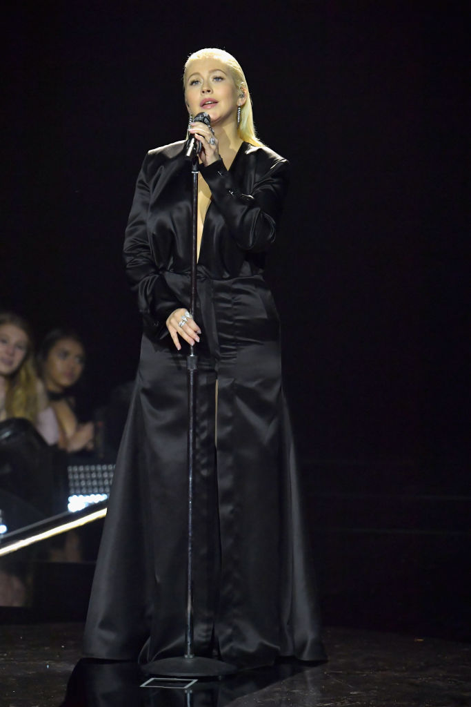 Кристина Агилера ошеломила публику глубоким декольте до живота на American Music Awards-2017