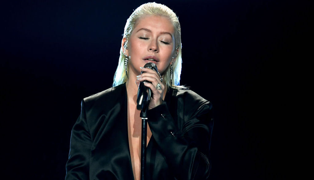 Кристина Агилера ошеломила публику глубоким декольте до живота на American Music Awards-2017