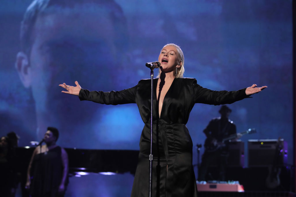 Кристина Агилера ошеломила публику глубоким декольте до живота на American Music Awards-2017