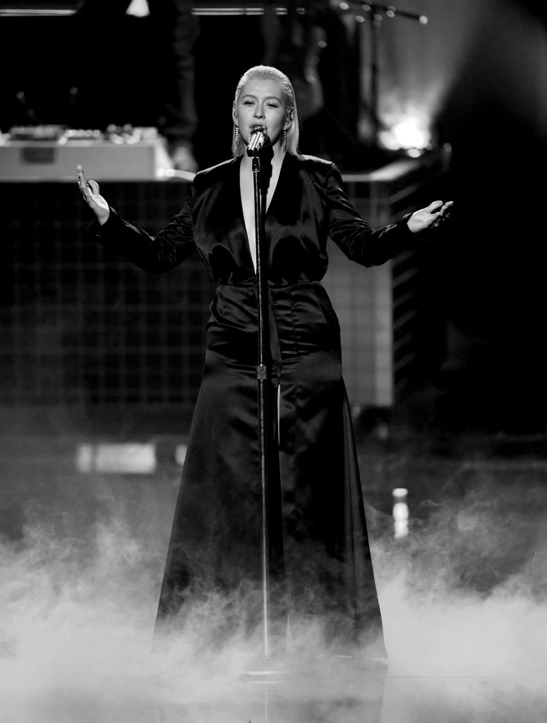 Кристина Агилера ошеломила публику глубоким декольте до живота на American Music Awards-2017