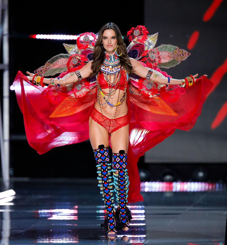 "Ангелы" Белла Хадид, Адриана Лима и другие блистают на показе Victoria's Secret-2017