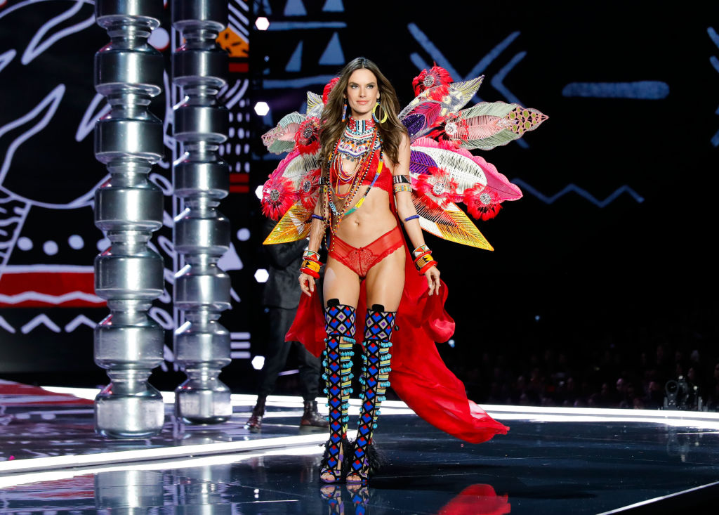 Минус один ангел: Алессандра Амбросио покидает Victoria’s Secret спустя 17 лет работы