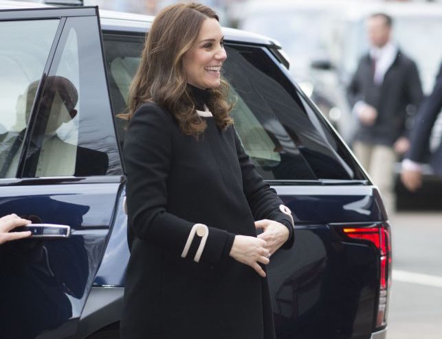 Total black: беременная Кейт Миддлтон восхищает безупречным стилем