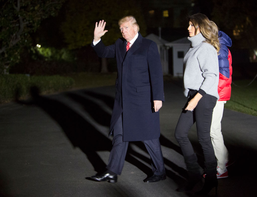 Долой платья и костюмы: Мелания Трамп вышла в свет в свитере и джинсах