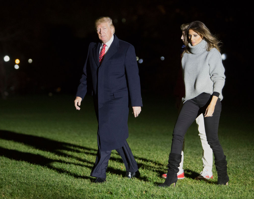 Долой платья и костюмы: Мелания Трамп вышла в свет в свитере и джинсах