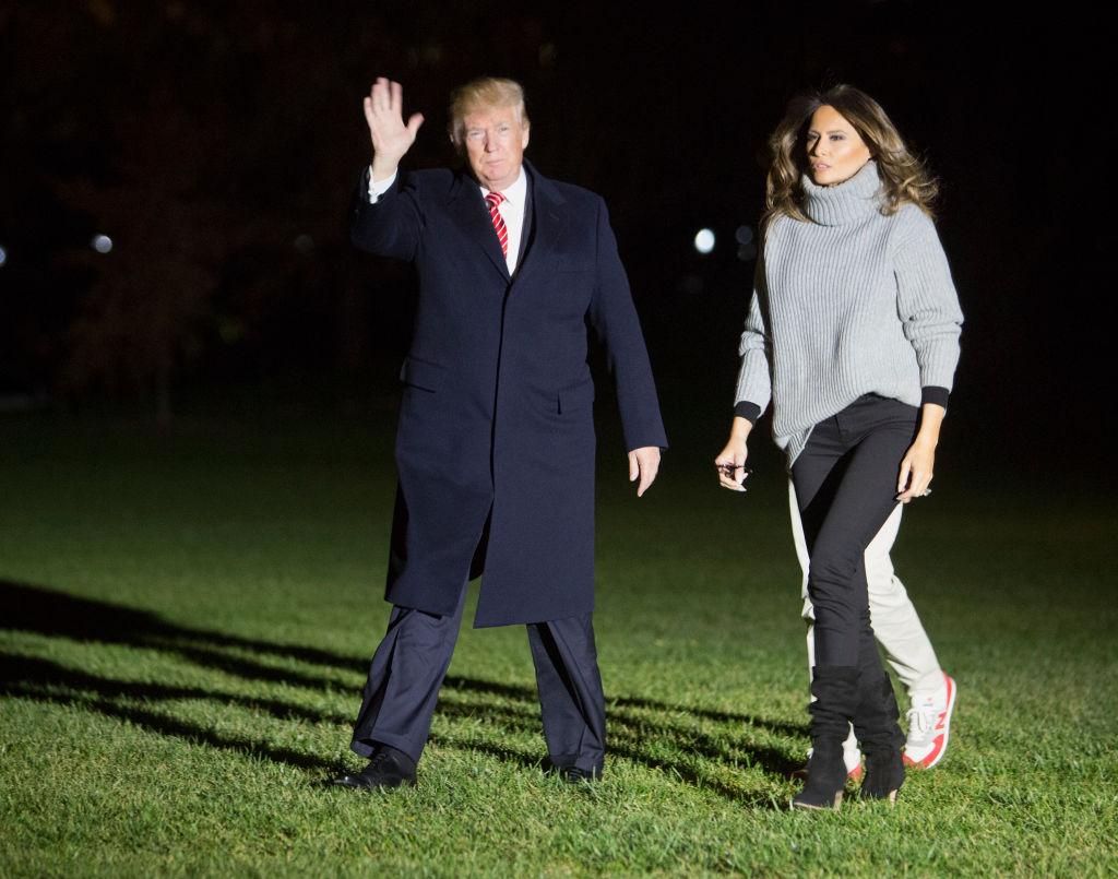 Долой платья и костюмы: Мелания Трамп вышла в свет в свитере и джинсах