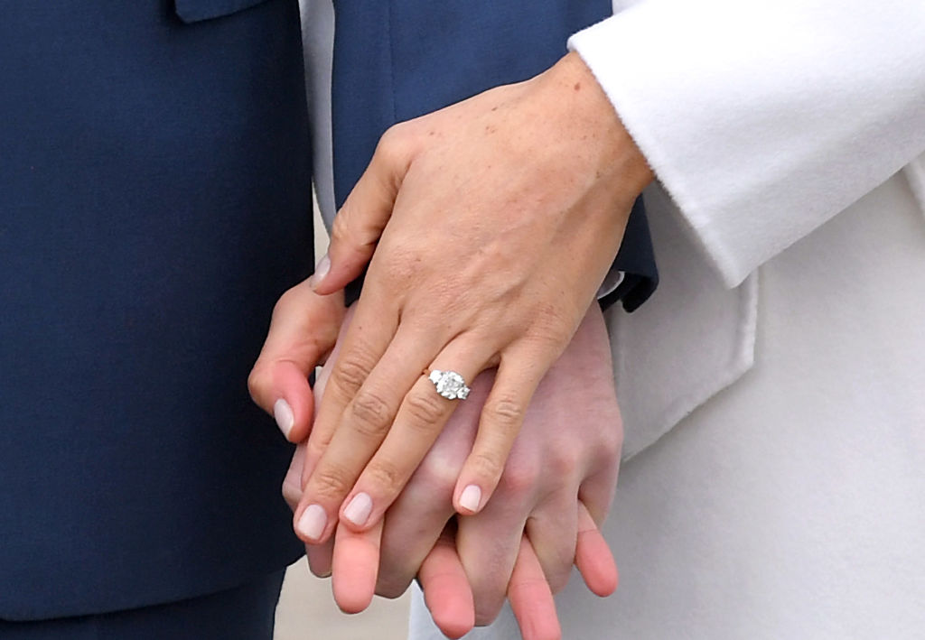 Бриллианты и собственный дизайн: рассматриваем обручальное кольцо Меган Маркл от принца Гарри