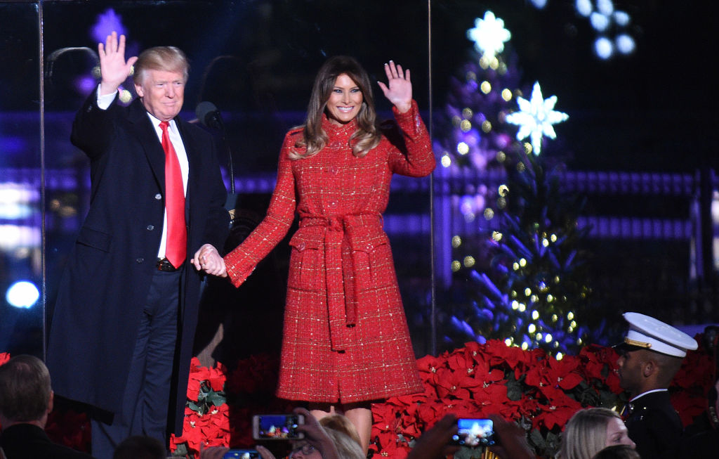 Мелания Трамп в красном наряде зажгла праздничную елку