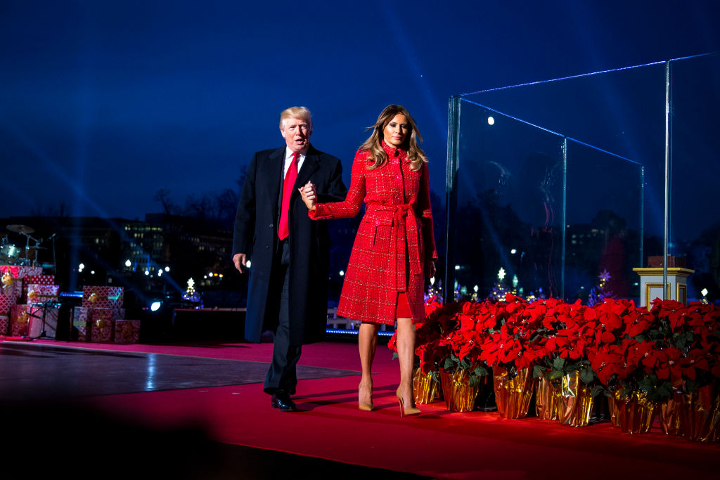 Мелания Трамп в красном наряде зажгла праздничную елку
