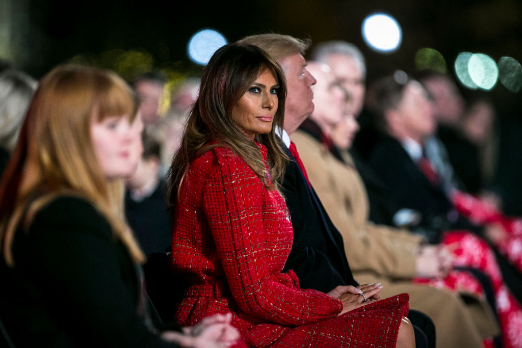 Мелания Трамп в красном наряде зажгла праздничную елку