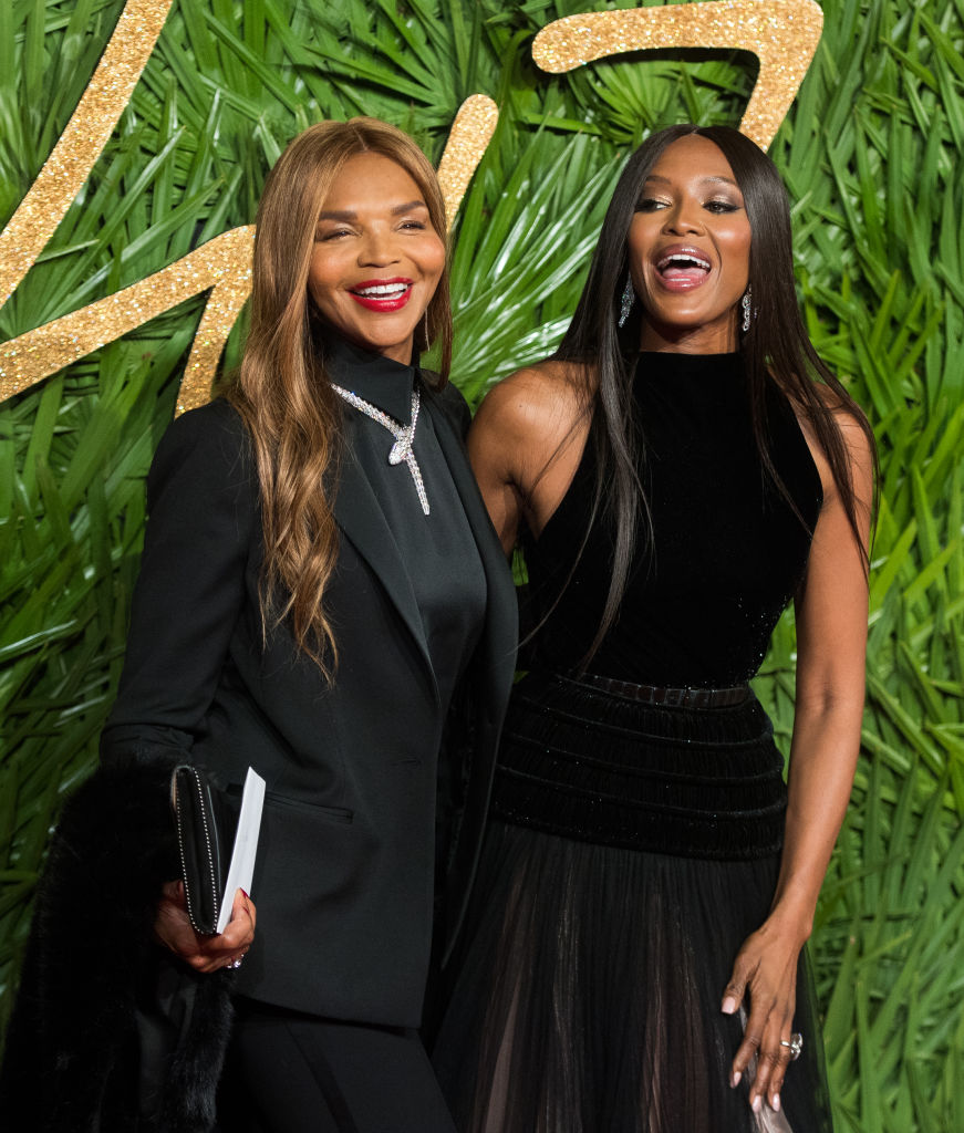 Как они похожи! Наоми Кэмпбелл вышла в свет со своей мамой