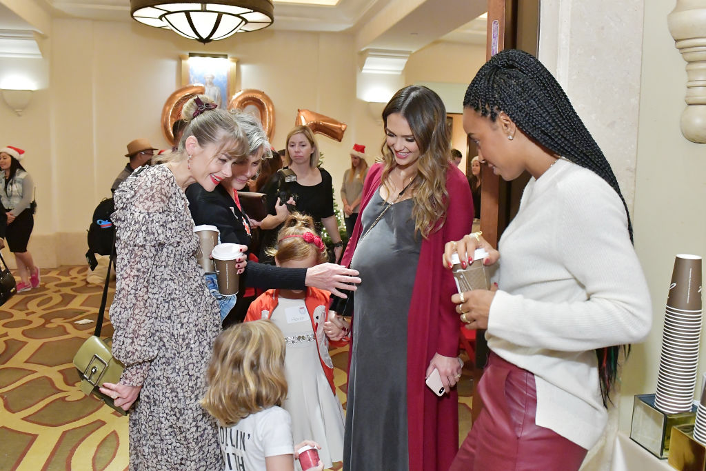 Вот-вот родит: Джессика Альба восхищает &quot;беременными&quot; фото