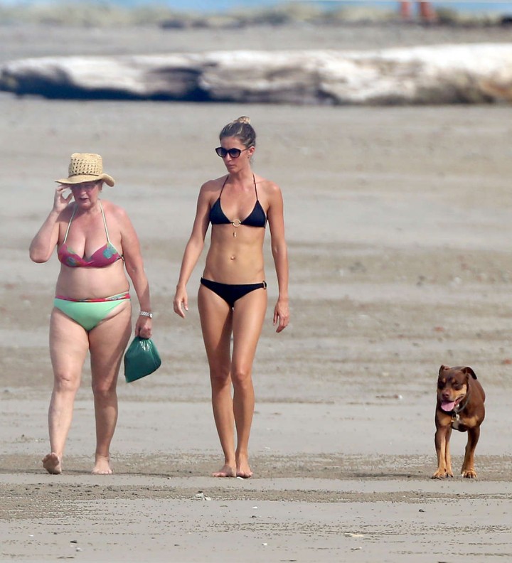 Молодая мамочка Жизель Бундхен покорила своей фигурой в бикини 