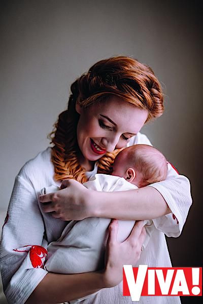 Иллария и ее муж снялись в фотосессии с маленькой дочкой