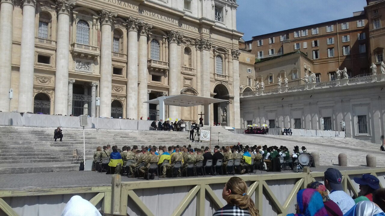 Папа Римський із журналом Viva! Переможці в руках
