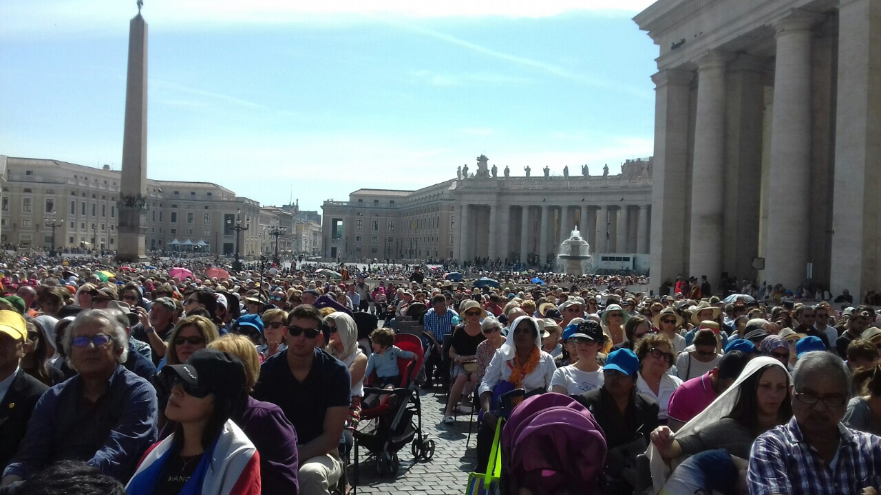 Папа Римський із журналом Viva! Переможці в руках