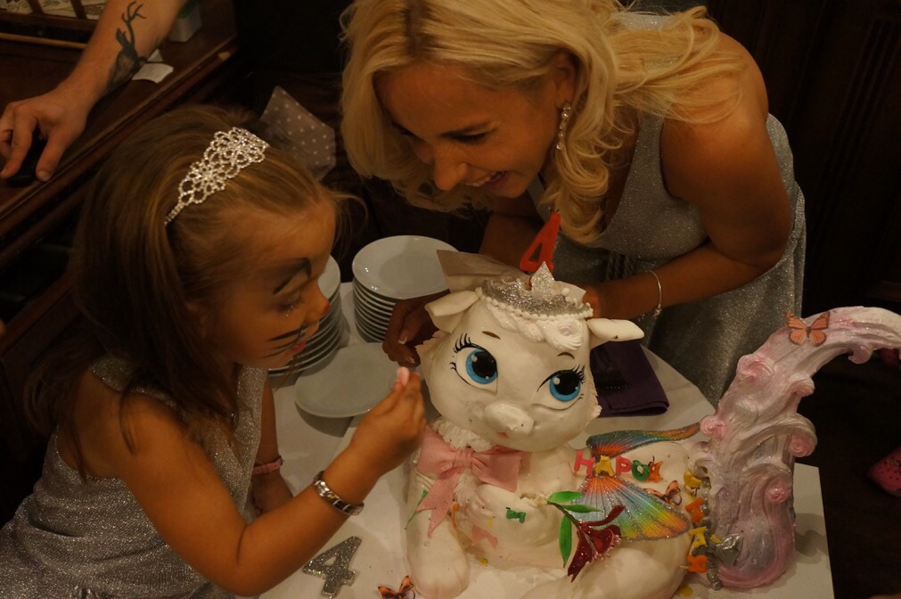 Лілія Ребрик та Андрій Дикий готують весільний подарунок для своєї 4-річної доньки