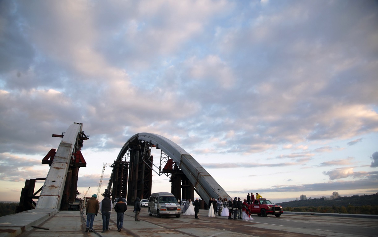 Alyosha в свадебном платье пробежалась по улицам Киева