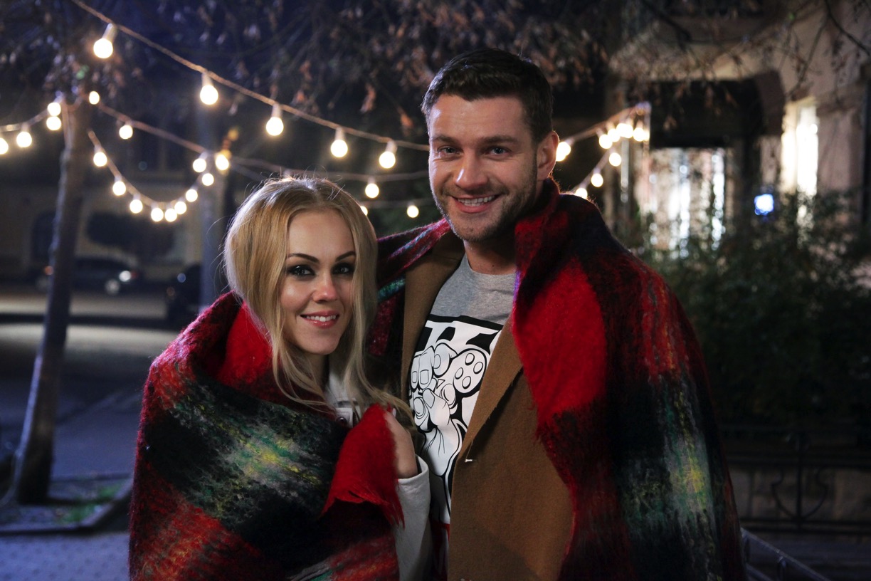 Alyosha в свадебном платье пробежалась по улицам Киева