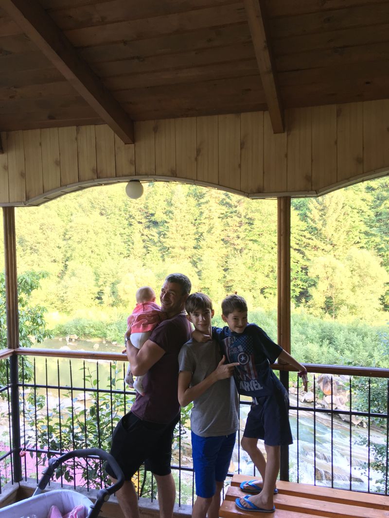 Тоня Матвиенко и Арсен Мирзоян с детьми отдыхают в Карпатах