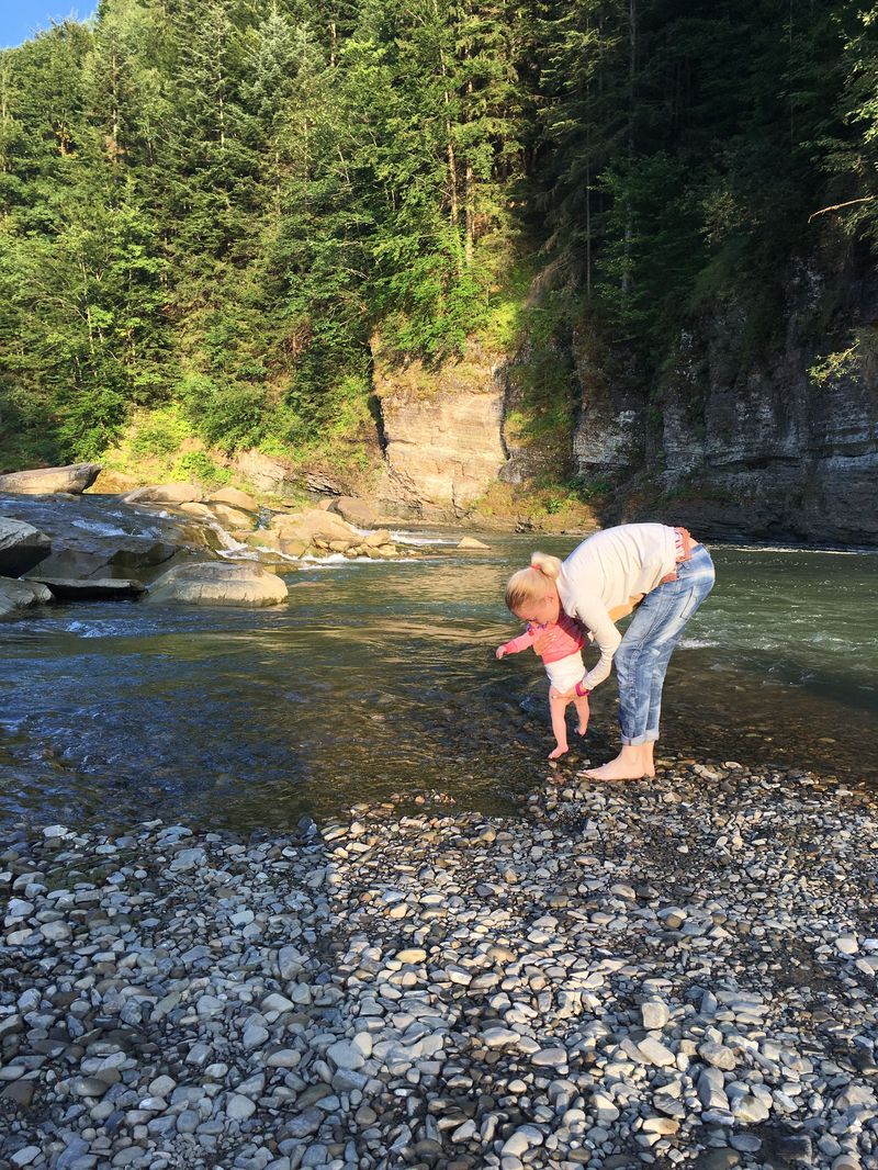 Тоня Матвиенко и Арсен Мирзоян с детьми отдыхают в Карпатах