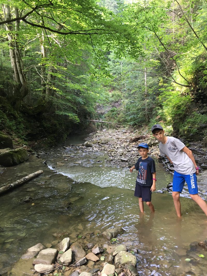 Тоня Матвиенко и Арсен Мирзоян с детьми отдыхают в Карпатах