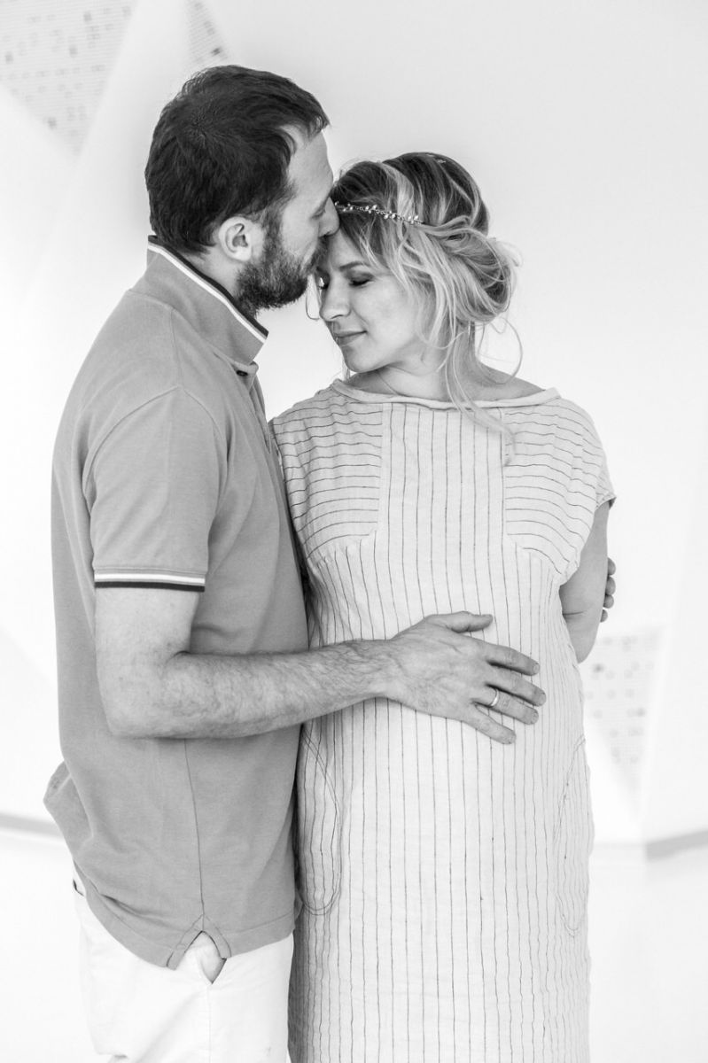 Константин Томильченко впервые поделился трогательными снимками своей беременной жены