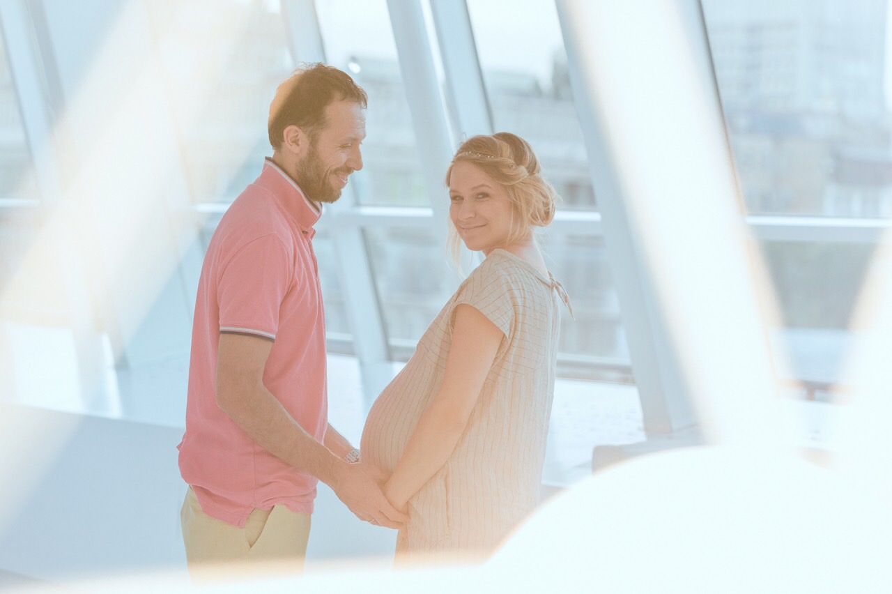 Константин Томильченко впервые поделился трогательными снимками своей беременной жены