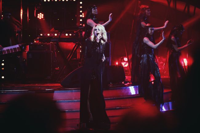 Светлана Лобода сыграла на рояле песню Не нужна