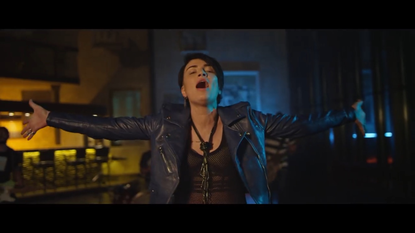 Жертвы ради творчества: Анастасия Приходько в клипе побрилась налысо