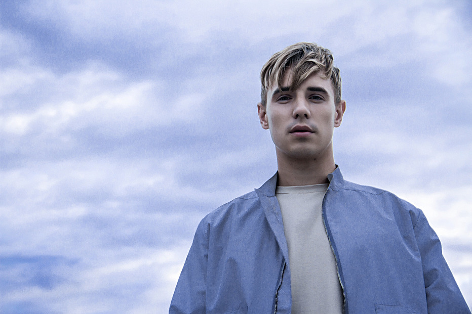 Oleynik стал Джемсом Бондом в своем новом клипе