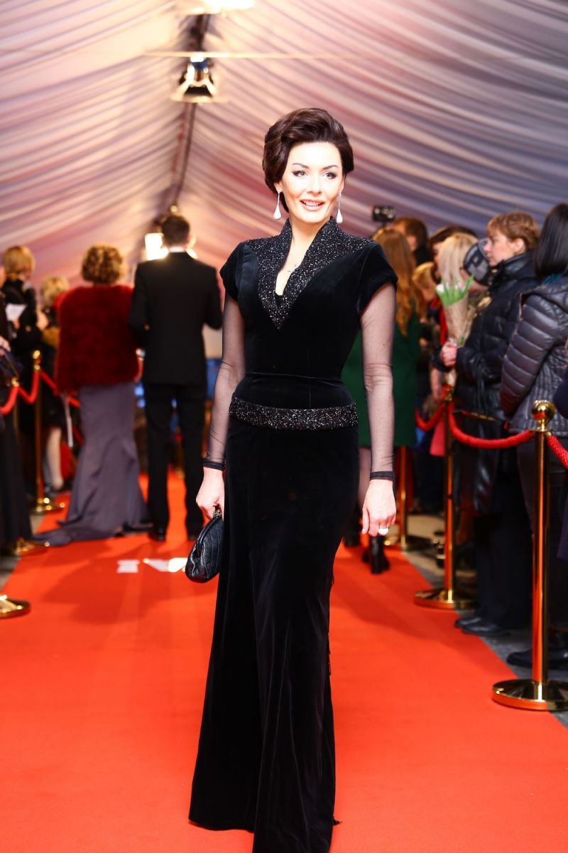 Лучшие наряды знаменитостей на красной дорожке церемонии "Viva! Самые красивые-2017"