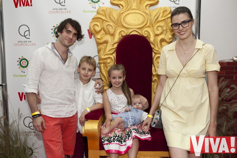 Участник Океана Ельзи Милош Елич вышел в свет с женой и детьми