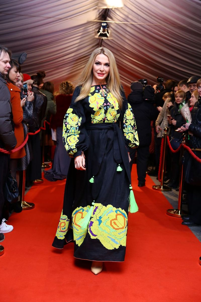 Viva! Самые красивые-2017: Ольга Сумская появилась на красной дорожке в платье-вышиванке