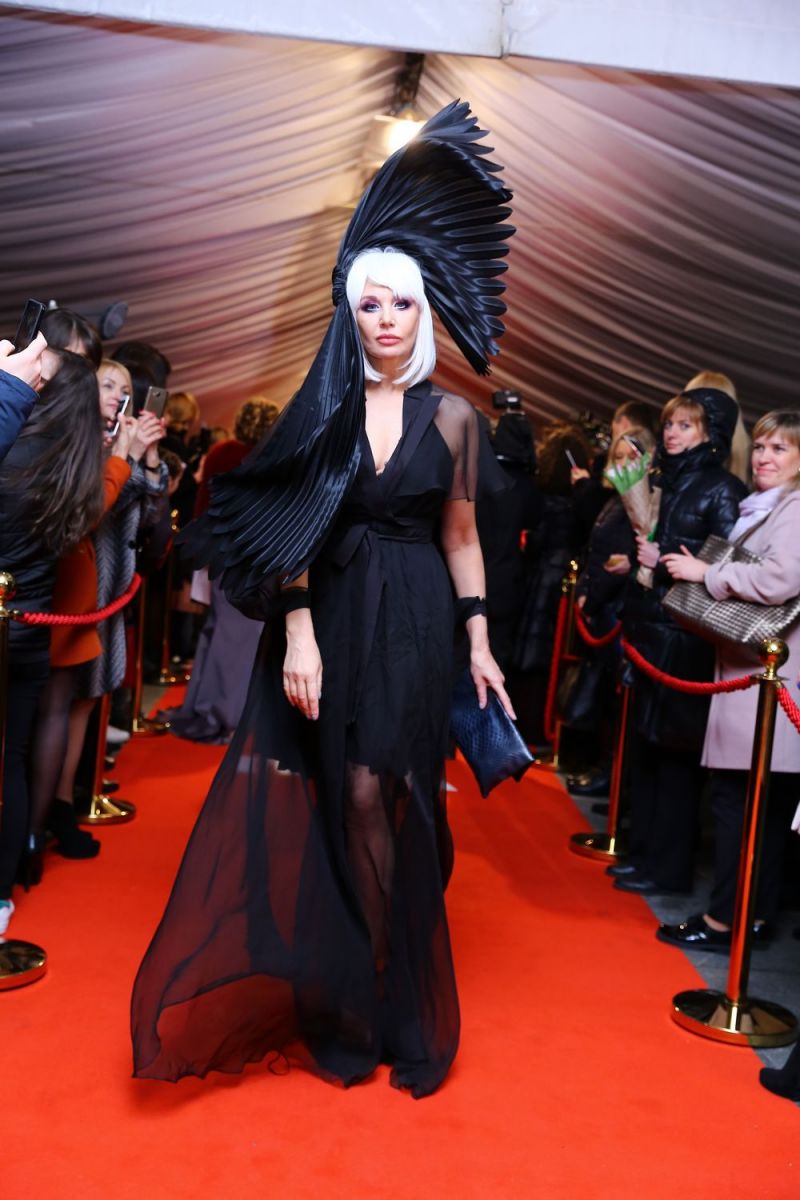 Гламурная птица: Светлана Вольнова восхитила публику необычным нарядом на &quot;Viva! Самые красивые&quot;