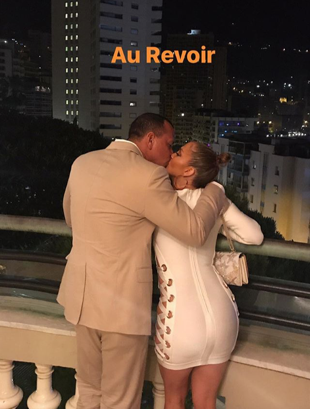 Париж для двоих: Дженнифер Лопес и Алекс Родригес поделились романтичными фото с уикенда