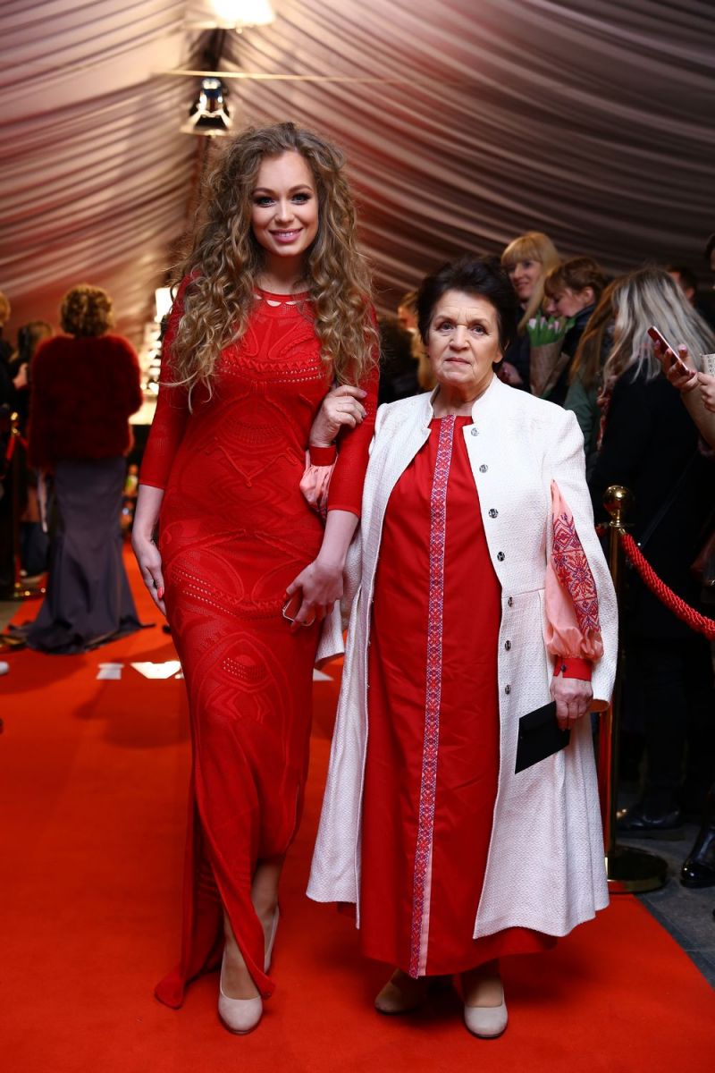 Главная красная дорожка страны: Monatik, The Harkiss, O.Torvald и другие звезды прибыли на церемонию "Viva! Самые красивые-2017"