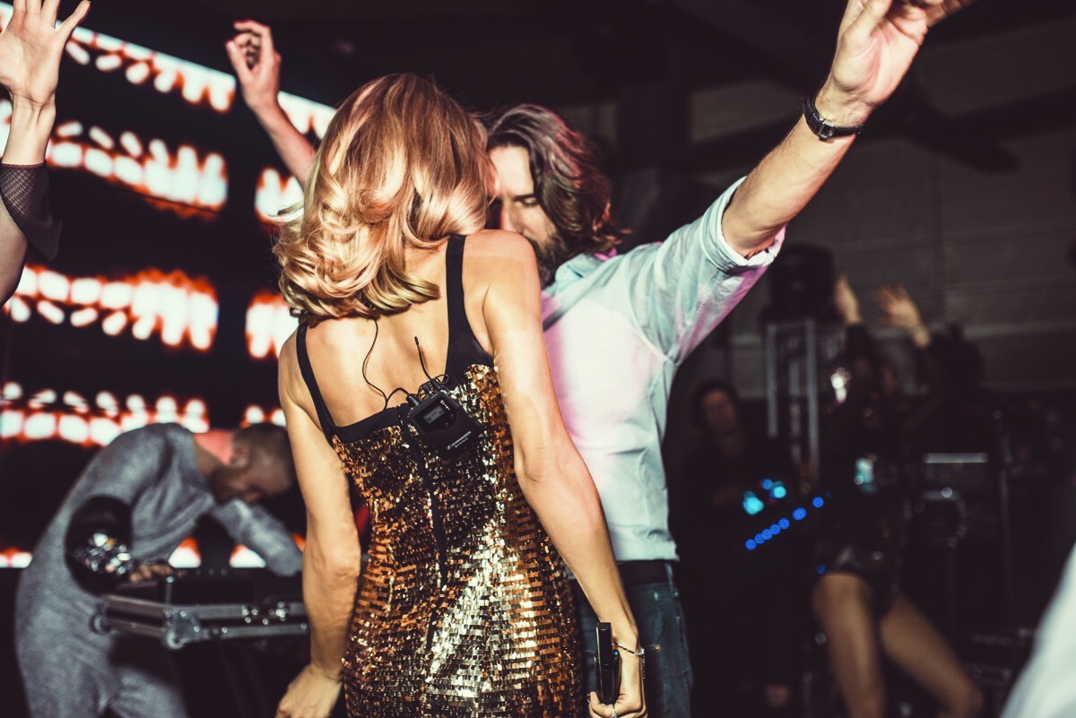 Loboda и Фредерик Бегбедер устроили жаркие танцы на частной вечеринке