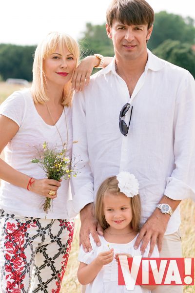 Александр Шовковский с женой Ольгой Аленовой и дочерью Сашей: семейная фотосессия для Viva!