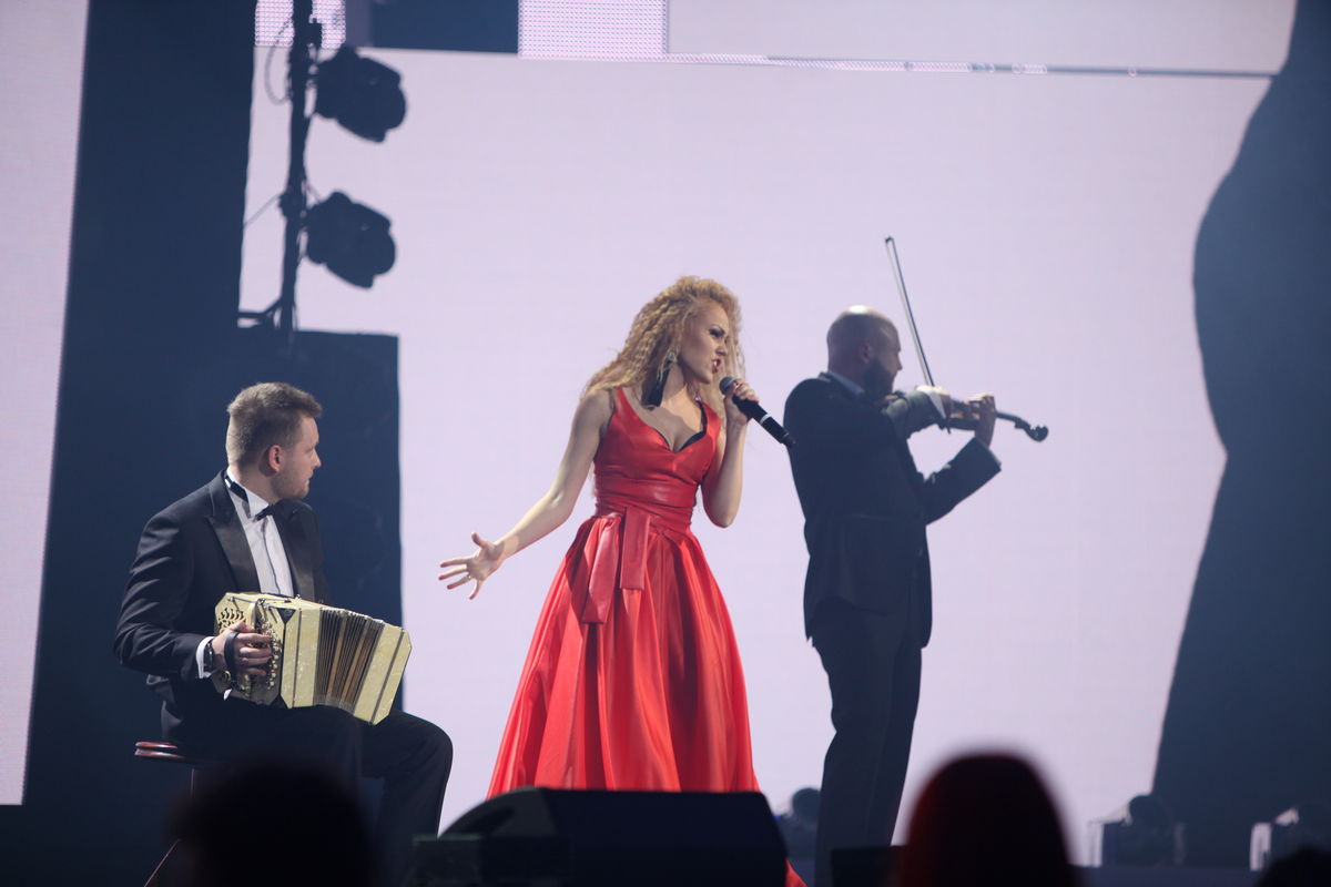 Alyosha и Kiev Tango Project, The Hardkiss и танцоры балета, эпатажные &laquo;Неангелы&raquo; и хор мальчиков: звездные дуэты на церемонии &laquo;Viva! Самые красивые-2017&raquo;