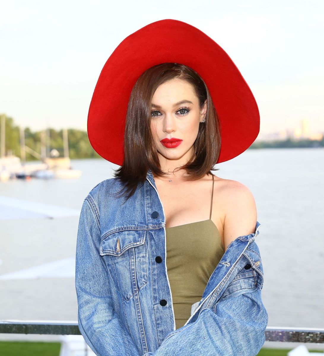 Облегающее платье и ярко-красная шляпа: Мария Яремчук восхитила ультрамодным образом на вечеринке Viva!