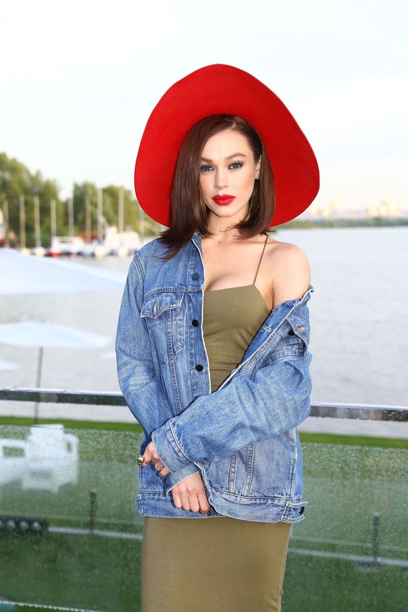 Облегающее платье и ярко-красная шляпа: Мария Яремчук восхитила ультрамодным образом на вечеринке Viva!