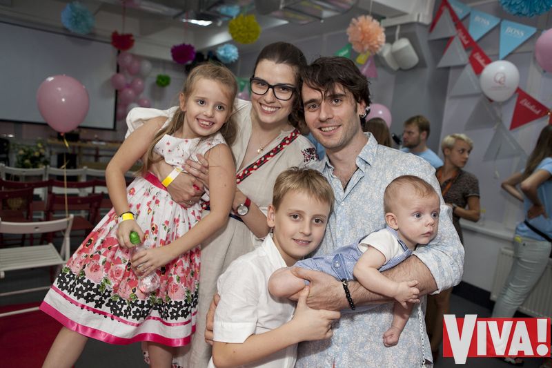 Участник Океана Ельзи Милош Елич вышел в свет с женой и детьми