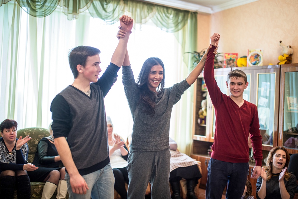 Санта Димопулос создала свою программу здорового питания: мокрые чипсы, салат из кабачка и коллективная "планка"