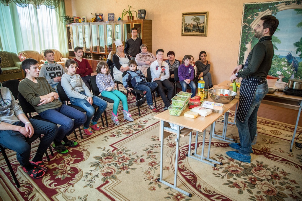 Санта Димопулос создала свою программу здорового питания: мокрые чипсы, салат из кабачка и коллективная "планка"