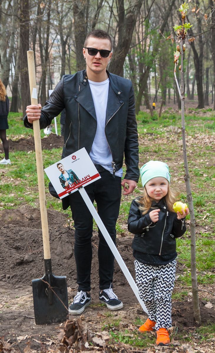 Скрябин, Onuka, Monatik: звезды посадили в Киеве аллею каштанов