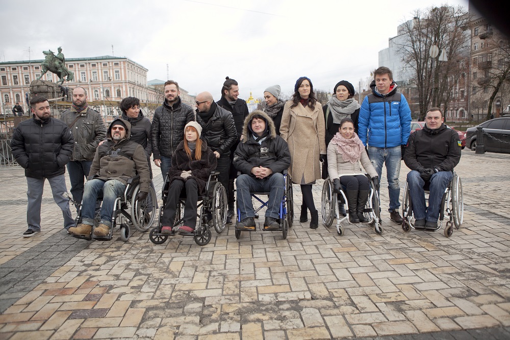 Українські зірки каталися Києвом в інвалідних візках