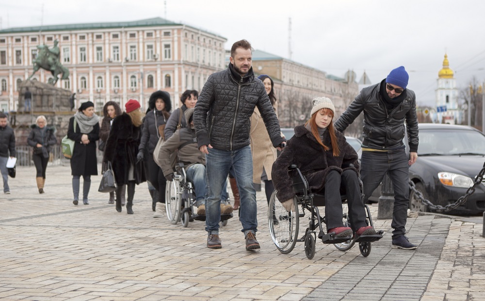Українські зірки каталися Києвом в інвалідних візках