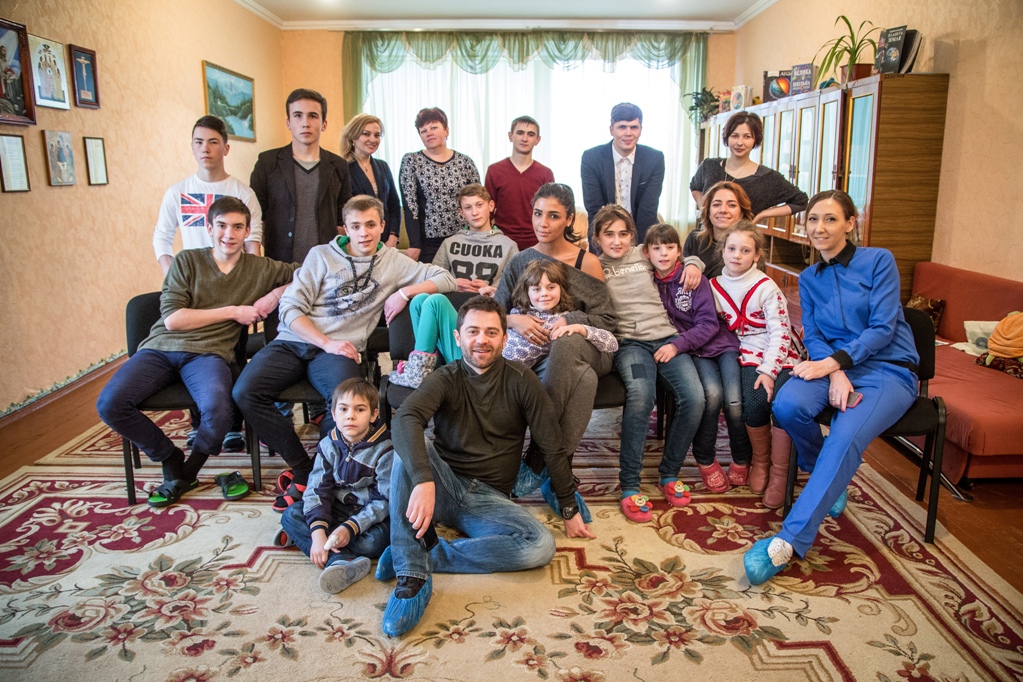 Санта Димопулос создала свою программу здорового питания: мокрые чипсы, салат из кабачка и коллективная "планка"