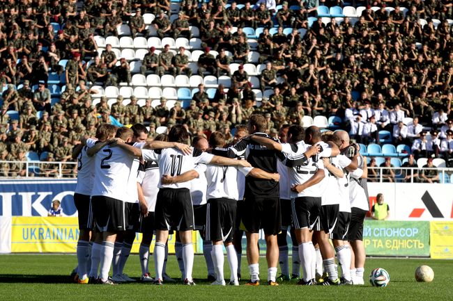 Кривошапко, Фоззи, Положинский: звезды на футбольном матче "за мир"